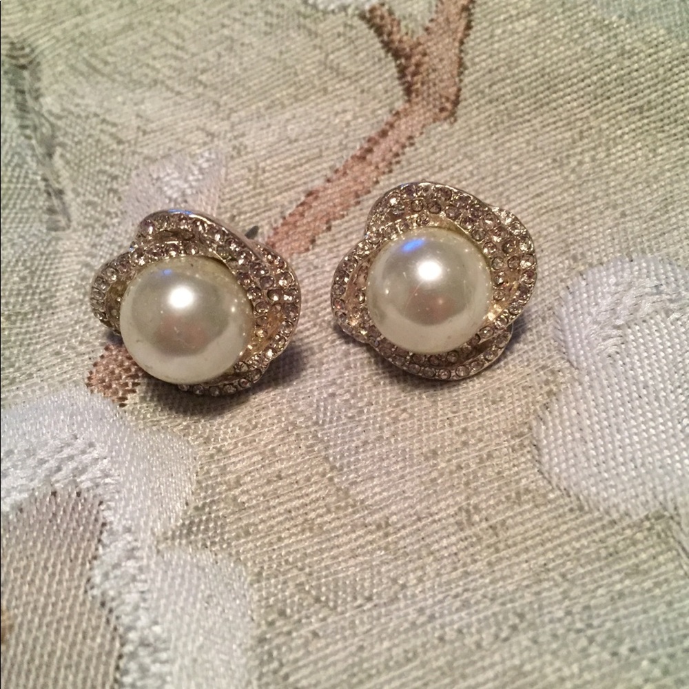 Never worn faux pearl earrings